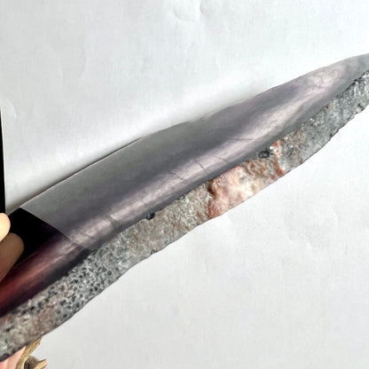 Fluoritplatte poliert mit lilagrauem Farbverlauf, roher Kristallrand mit Quarzeinschluessen | Happy Minerals