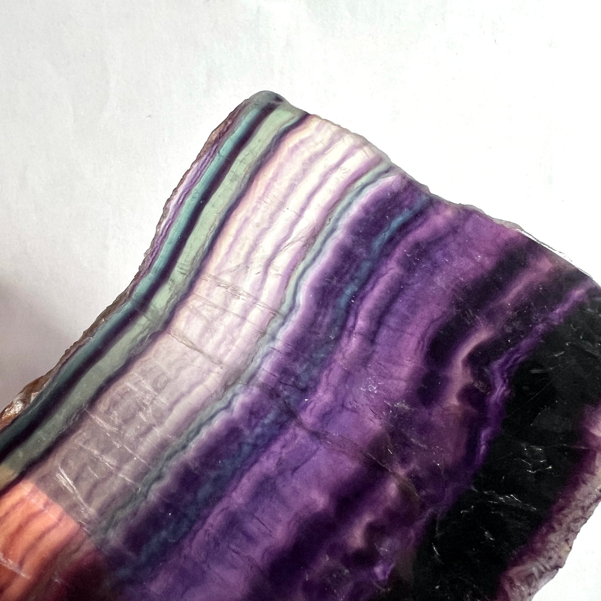 Regenbogenfluorit Platte mit violetten, milchig-weissen und gruenen Bandstreifen, polierte Oberflaeche | Happy Minerals
