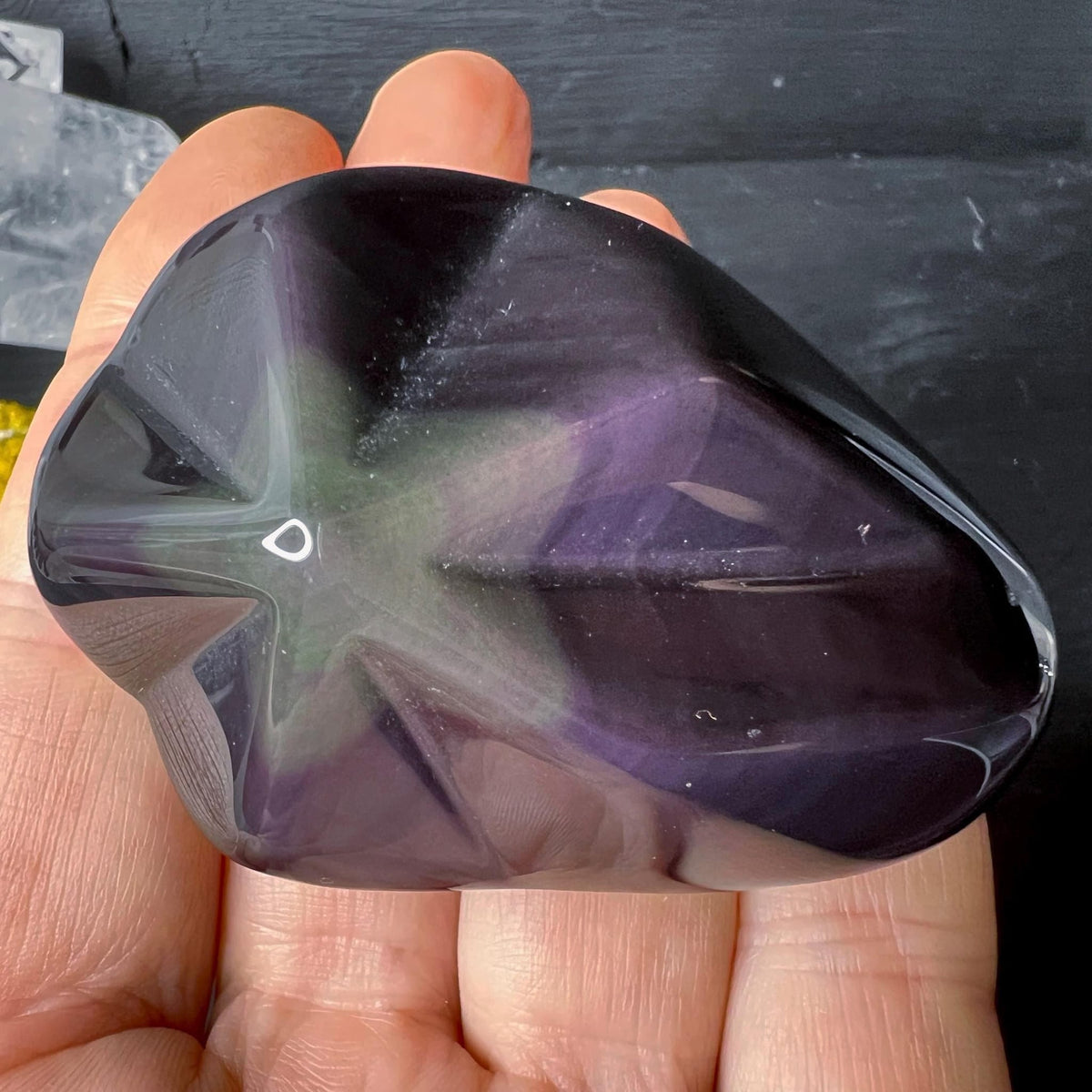 Regenbogenobsidian oval poliert, tiefschwarz mit sternförmigem grün-lila Schimmer in Mitte | Happy Minerals