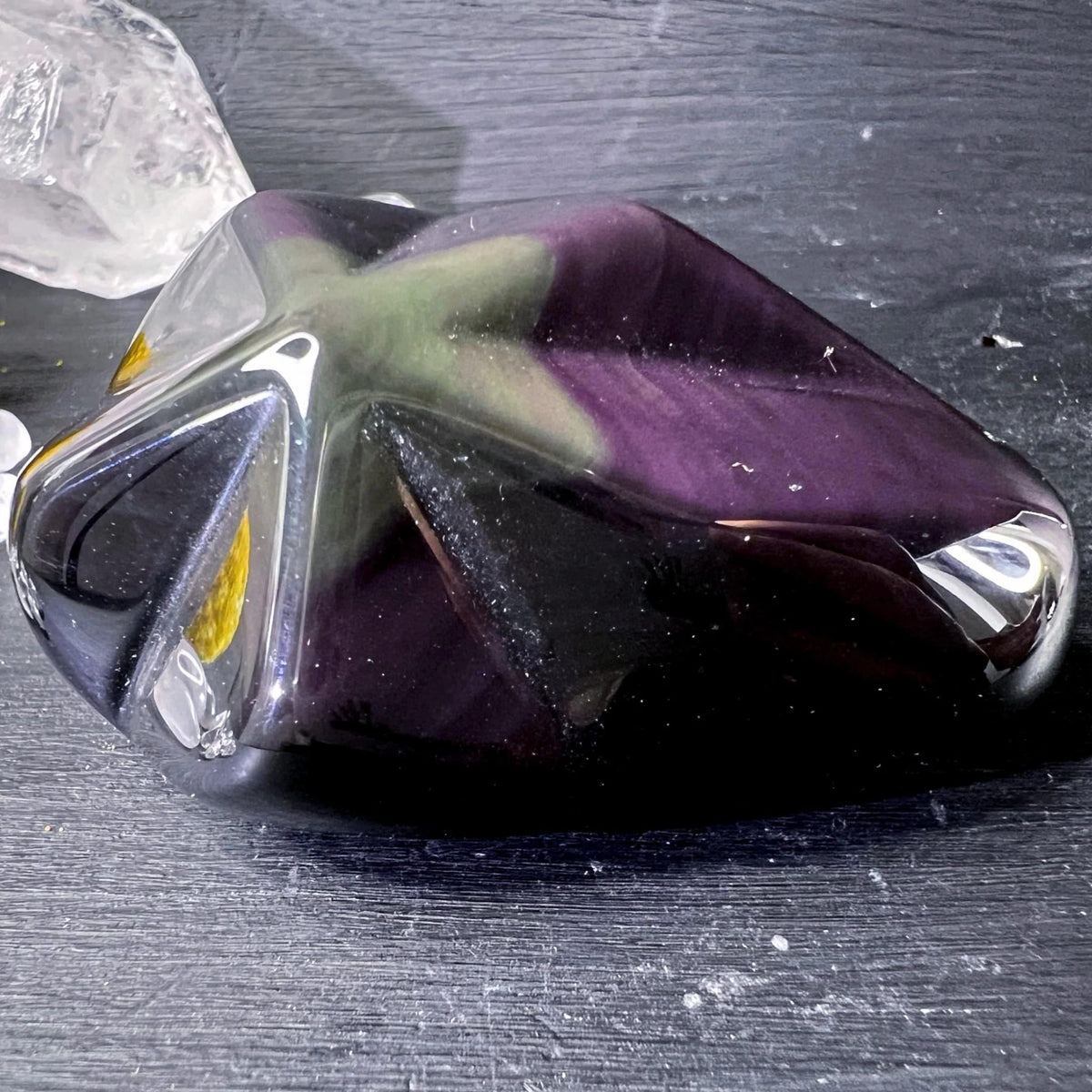 Regenbogenobsidian Stern, tiefschwarz-violett mit grünem Schimmer, sternförmig poliert, spiegelnder Glanz | Happy Minerals