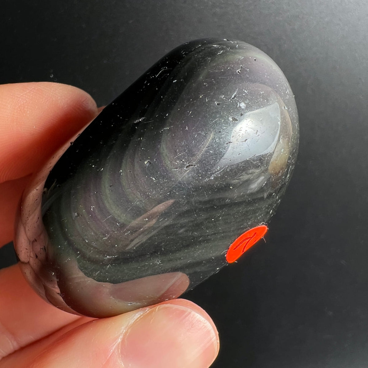 Regenbogenobsidian Trommelstein, tiefschwarz mit silbrig-weissen Schlieren und schimmerndem Perlmutt-Lichtreflex, oval poliert | Happy Minerals