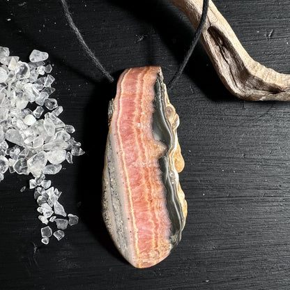 Rhodochrosit Anhänger 58x23mm aus Argentinien mit rohen Kanten | Happy Minerals