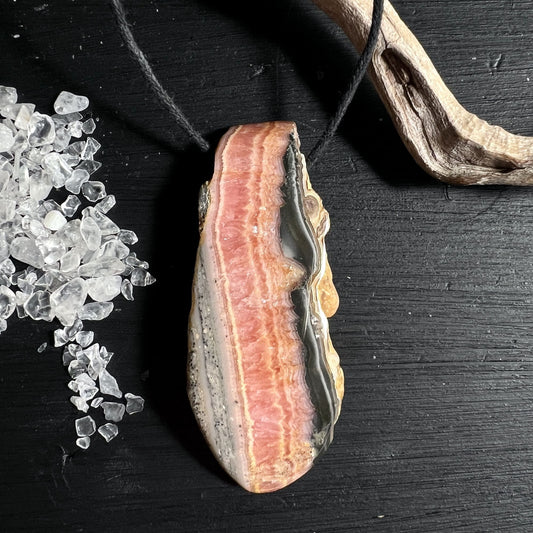 Rhodochrosit Anhänger 58x23mm aus Argentinien mit rohen Kanten | Happy Minerals
