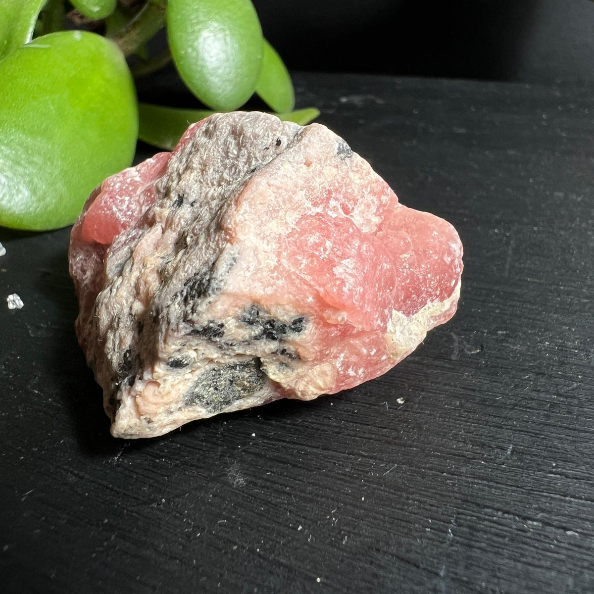 Roher Rhodochrosit Nahaufnahme leuchtend pinke Kristalle sichtbar