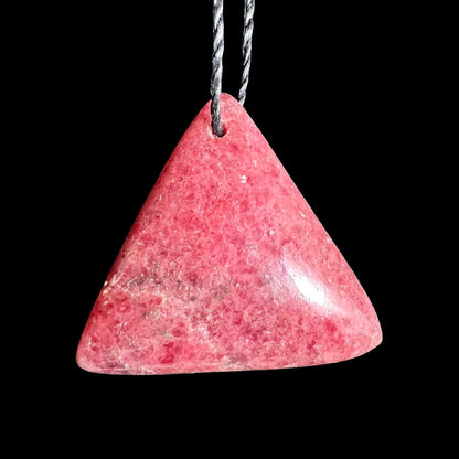Rhodonit Anhänger 35mm, dreieckig, aus Madagaskar | Happy Minerals