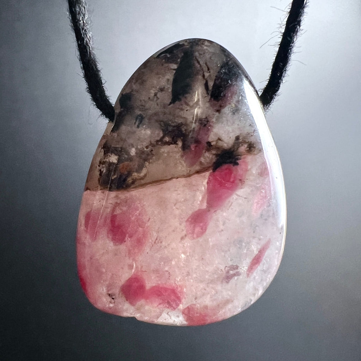Rhodonit Anhaenger Tropfenform, oben graubraun-marmoriert, unten rosa mit pinken Flecken, glaenzend poliert | Happy Minerals