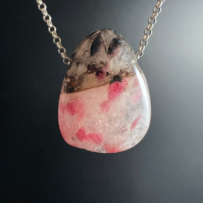 Rhodonit Anhaenger tropfenfoermig, oben rauchgrau-braun, unten cremig-rosa mit pinken Flecken, hochglaenzend poliert | Happy Minerals