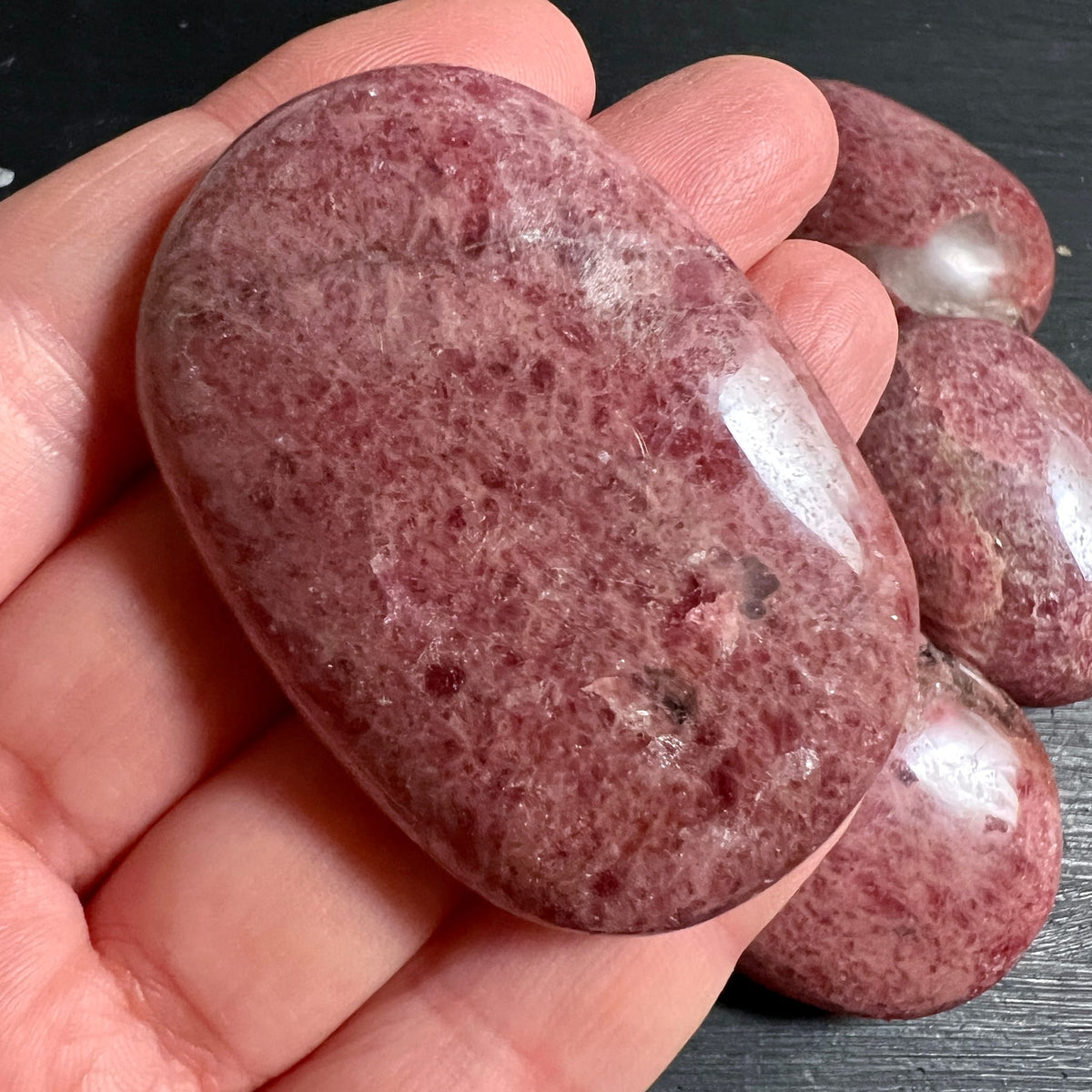 Rhodonit Handschmeichler oval poliert, rosa-mauve mit dunkelroten Sprenkeln und Adern | Happy Minerals