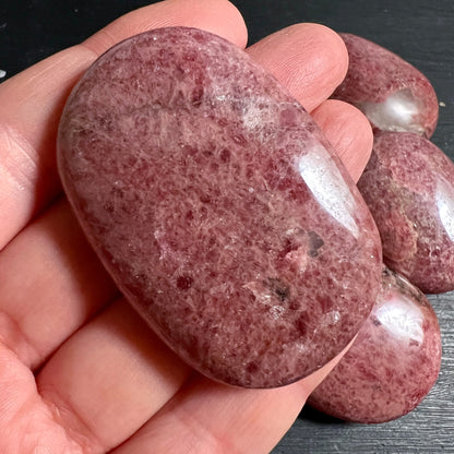 Rhodonit Handschmeichler oval poliert, rosa-mauve mit dunkelroten Sprenkeln und Adern | Happy Minerals