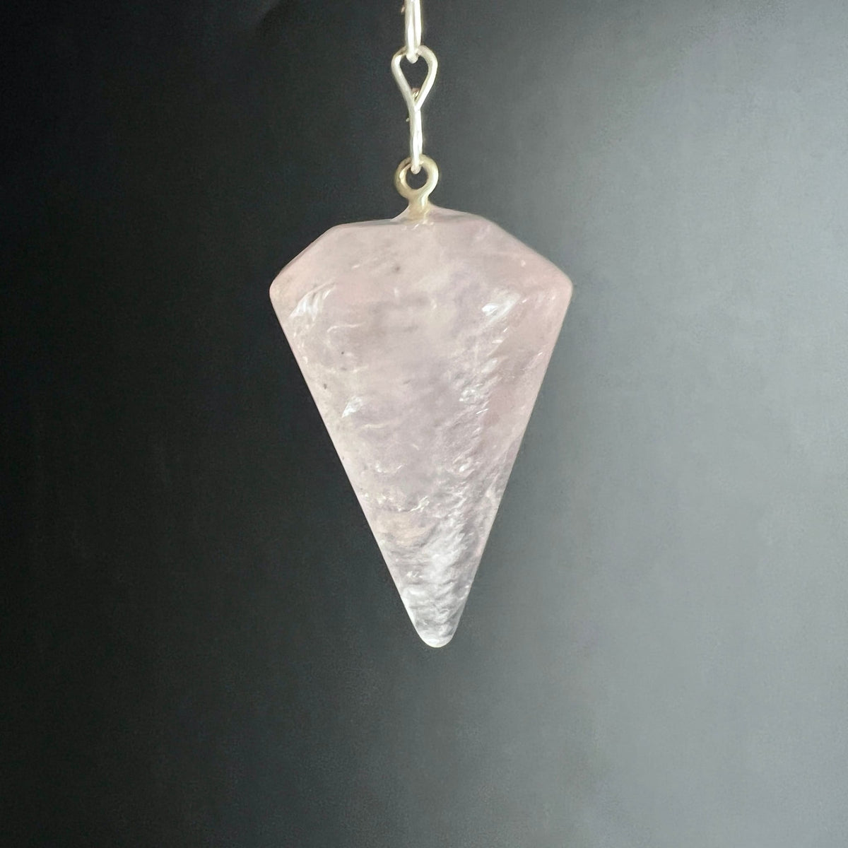 Rosenquarz-Spitze | Pendelform | rosa Glanz | Silberöse | Happy Minerals | Makroaufnahme | Kristallenergie