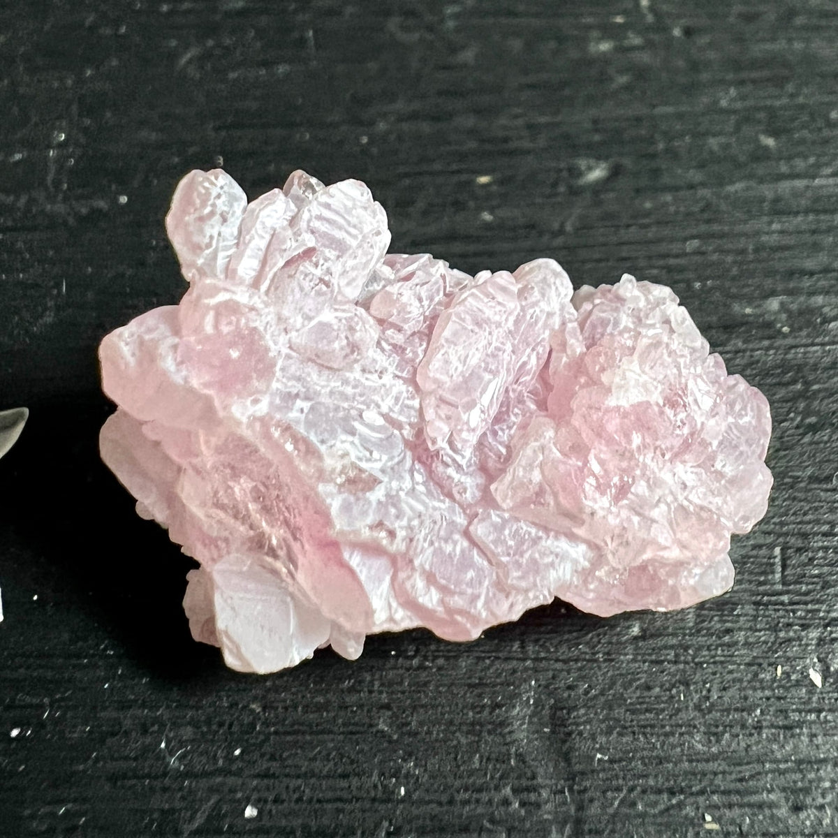 Rosenquarz Rohstein mit kristalliner Stufe, blassrosa mit glasigem Glanz und spitzen Kristallzacken | Happy Minerals