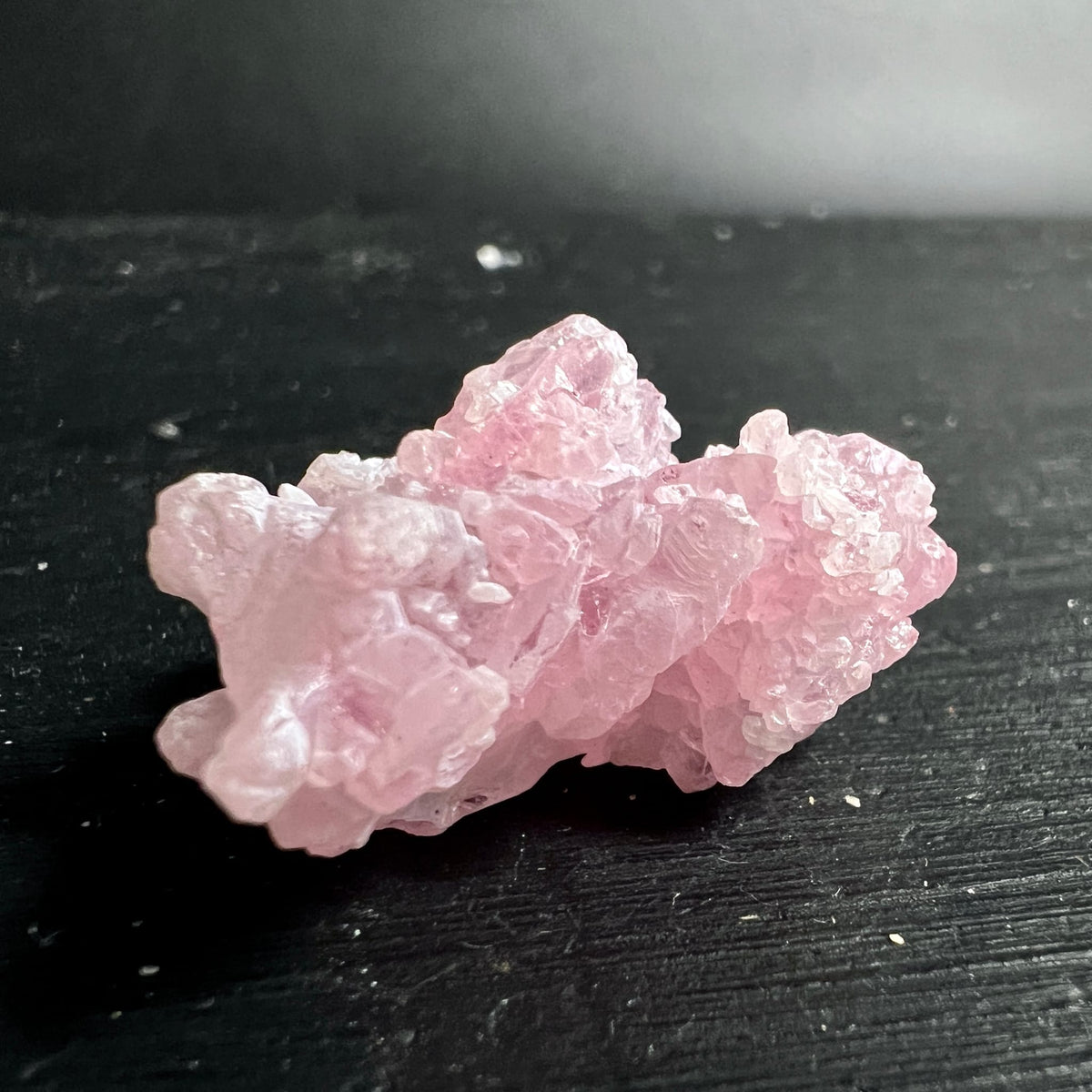 Roher Rosenquarz Kristallcluster, zartrosa mit glasigem Glanz und zackiger Kristallstruktur | Happy Minerals