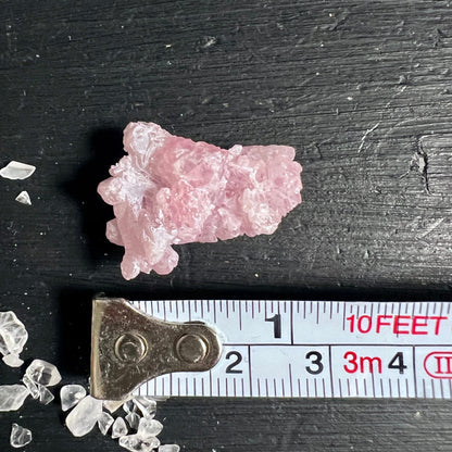 Rosenquarz Rohstein mit kristalliner Drusenstruktur, zartrosa bis weiss, glasiger Glanz, unregelmaessige Form | Happy Minerals