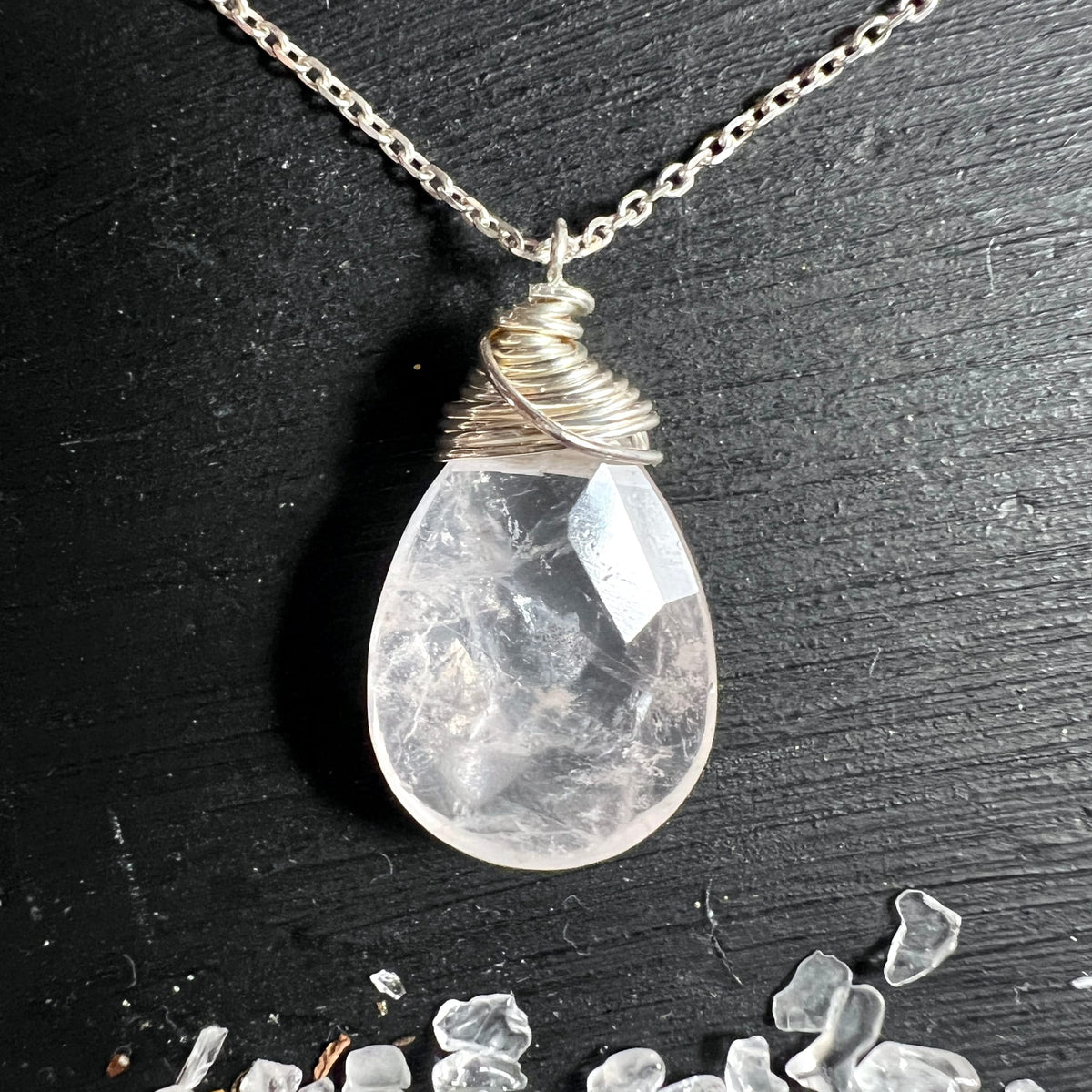 Rosenquarz-Anhänger | Nahaufnahme | Drahtwicklung | klare Facetten | zartrosa Glanz | Happy Minerals