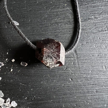 roter Granat, almandin aus Norwegen | Ansicht 2 | Happy Minerals