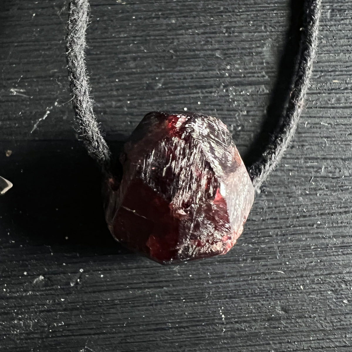 roter Granat, almandin aus Norwegen | Ansicht 5 | Happy Minerals