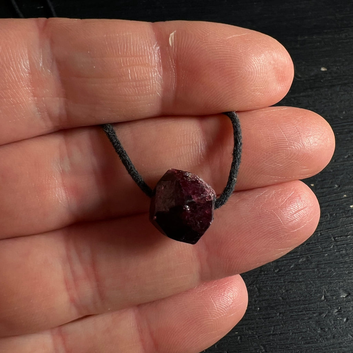 roter Granat, almandin aus Norwegen | Ansicht 9 | Happy Minerals