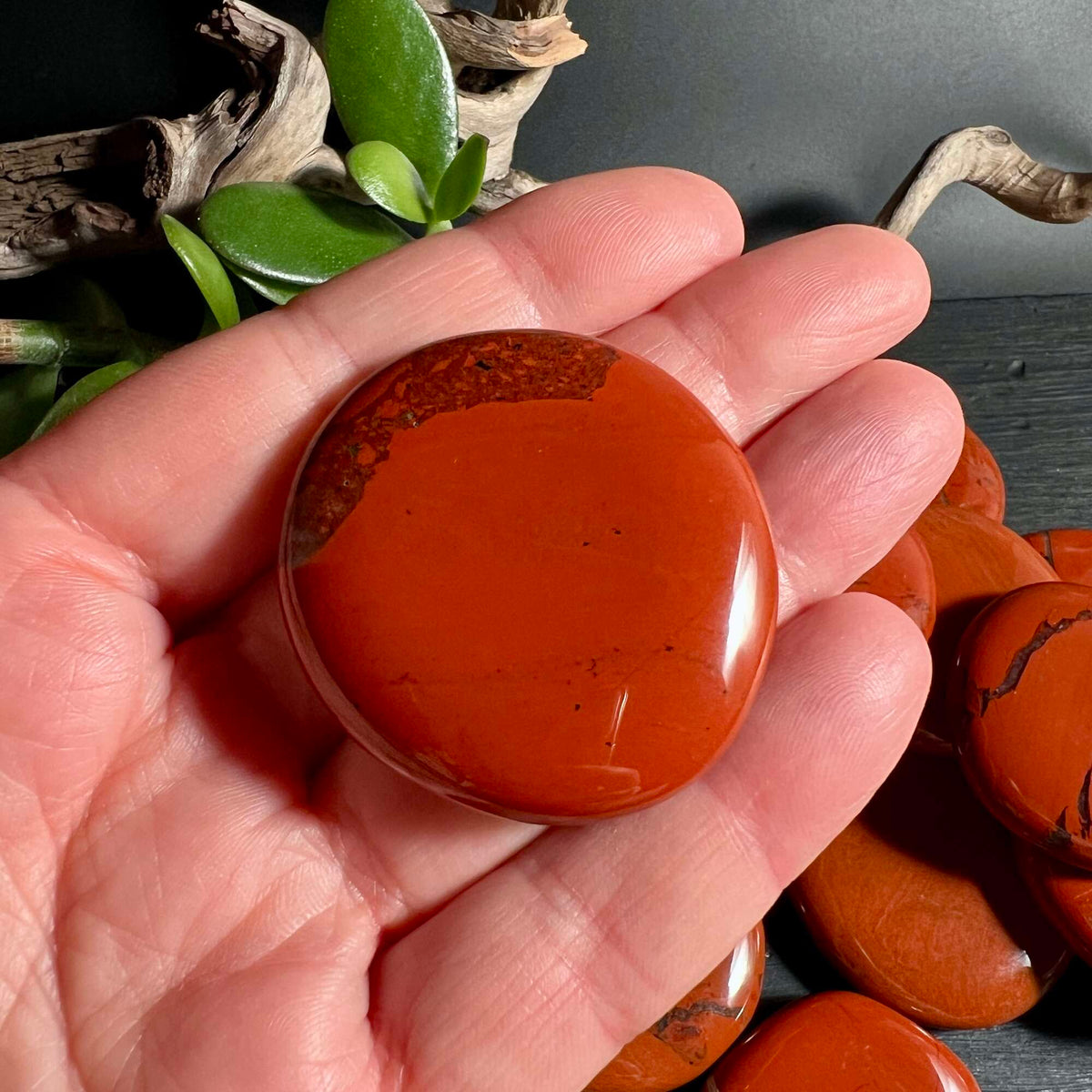 Roter Jaspis Handschmeichler in der Hand