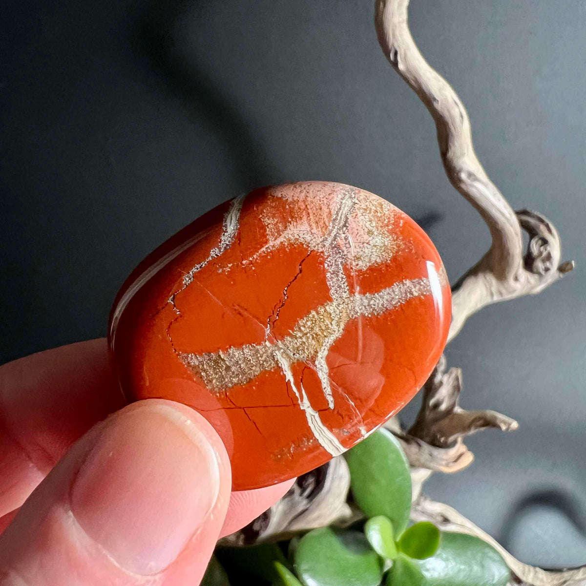 Roter Jaspis mit natürlichen Quarzadern