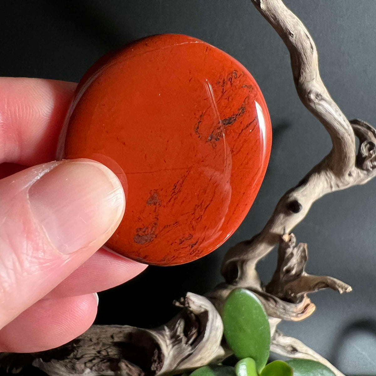 Roter Jaspis mit natürlichen Einschlüssen