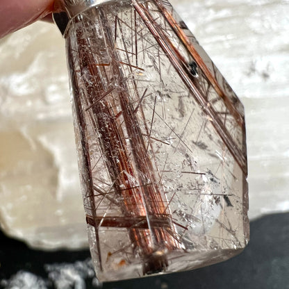 roter rutil in klarem quarz, sterlingsilberöse | Ansicht 14 | Happy Minerals