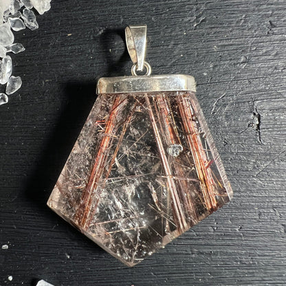 Roter Rutilquarz Anhänger | funkelnde Kupferfarbene Nadeln | Sterlingsilber Öse | Happy Minerals