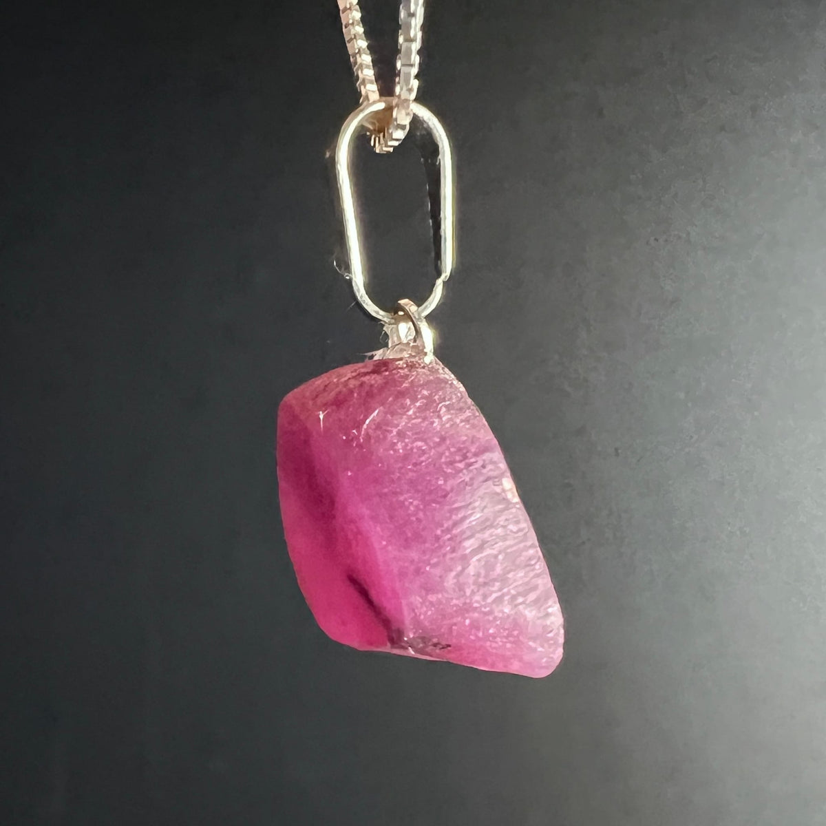 Rubin-Anhänger | Seitenansicht | dunkles Pink | glänzende Facetten | Happy Minerals