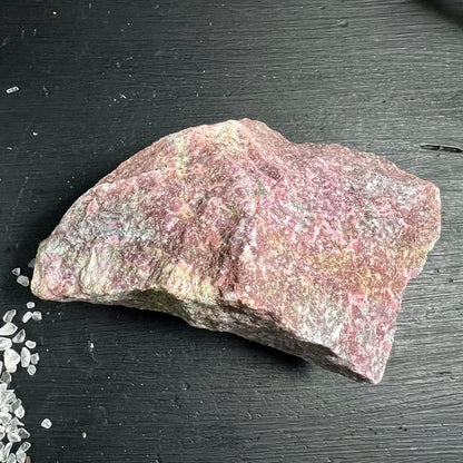 Rubin Kyanit Rohstein, pink-lila mit silbrig-weissen Glimmerzonen und faserig-streifiger Textur, flach-scheibenartig | Happy Minerals