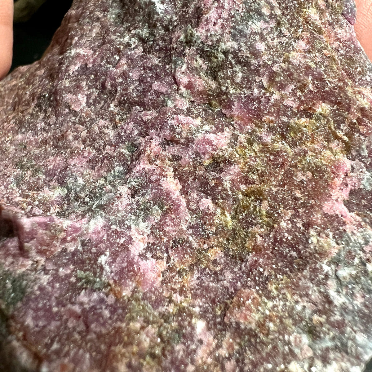 Rubin Kyanit Rohstein: tiefrosa-violett mit grün-grauer Matrix, rauer Oberfläche und weissen Einschlüssen | Happy Minerals