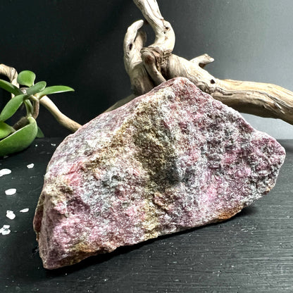 Rubin Kyanit Rohstein, tiefrot-pink mit blaugrau-grünen Zonen, raue unpolierte Oberfläche, massiver flacher Block | Happy Minerals