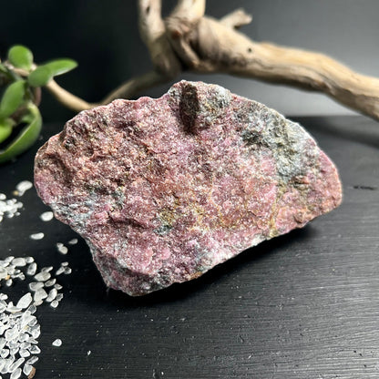 Rubin Kyanit Rohstein, pink-weinrot mit grau-grünen Kyanit-Zonen, raue körnige Oberfläche, flache unregelmäßige Form | Happy Minerals