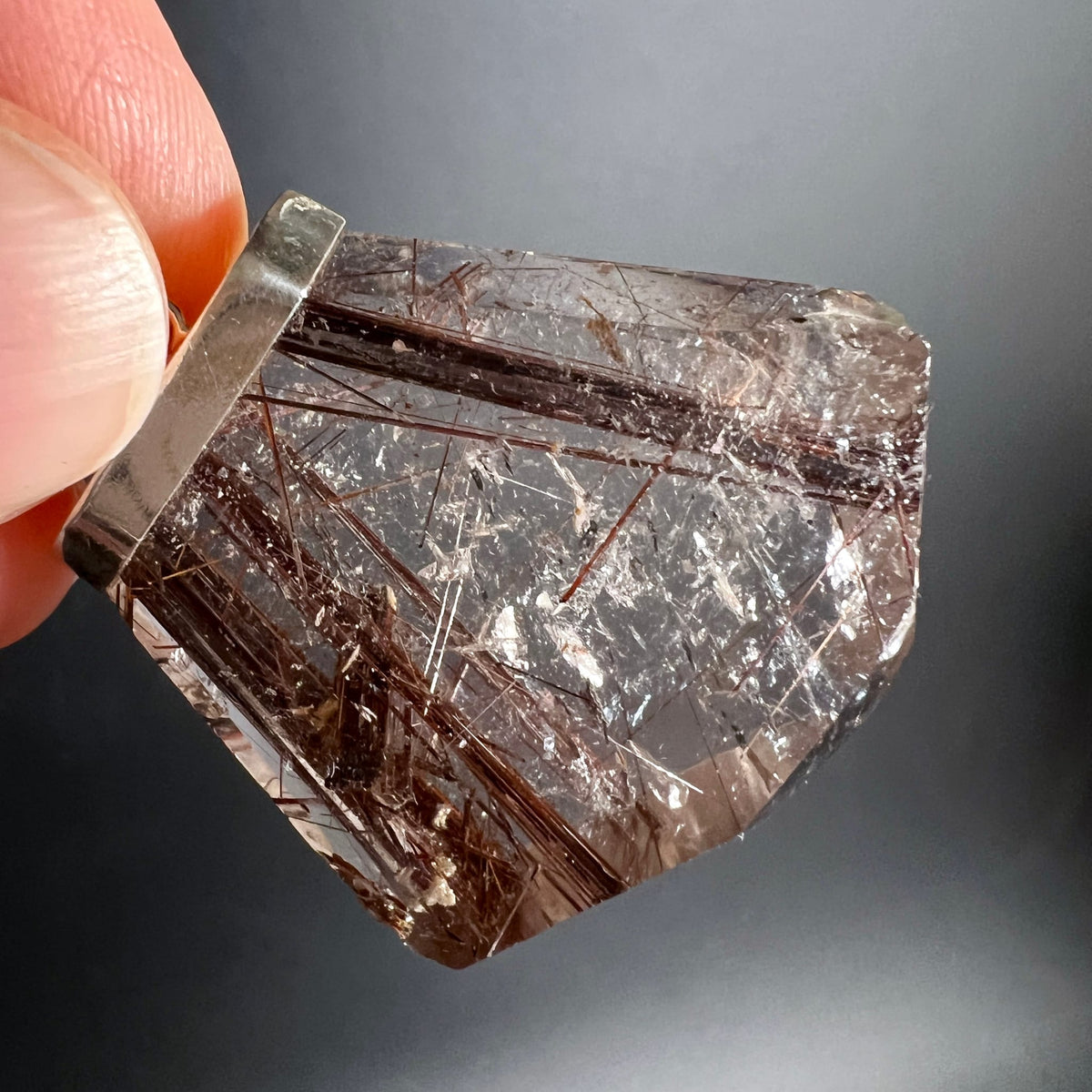 Rutilquarz in der Hand gehalten | warme Rottöne | klare Kristallstruktur | Happy Minerals