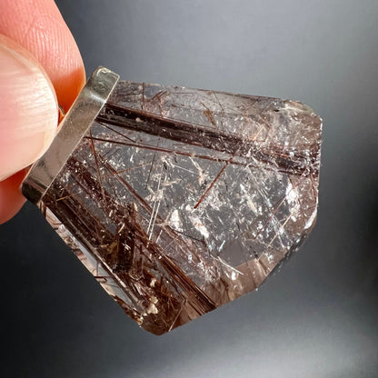 Rutilquarz in der Hand gehalten | warme Rottöne | klare Kristallstruktur | Happy Minerals