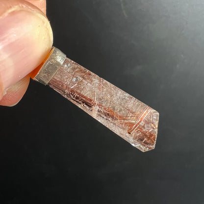 Schmale Seitenansicht Rutilquarz | dünne rote Nadeleinschlüsse | Silberfassung | Happy Minerals