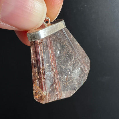 Seitenansicht Rutilquarz Anhänger | zarte rote Rutilnadeln | Brasilien Unikat | Happy Minerals