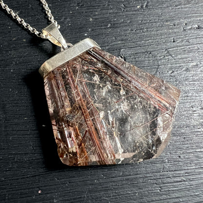 Rutilquarz Anhänger an Silberkette | rotgoldene Einschlüsse | edler Schmuck | Happy Minerals