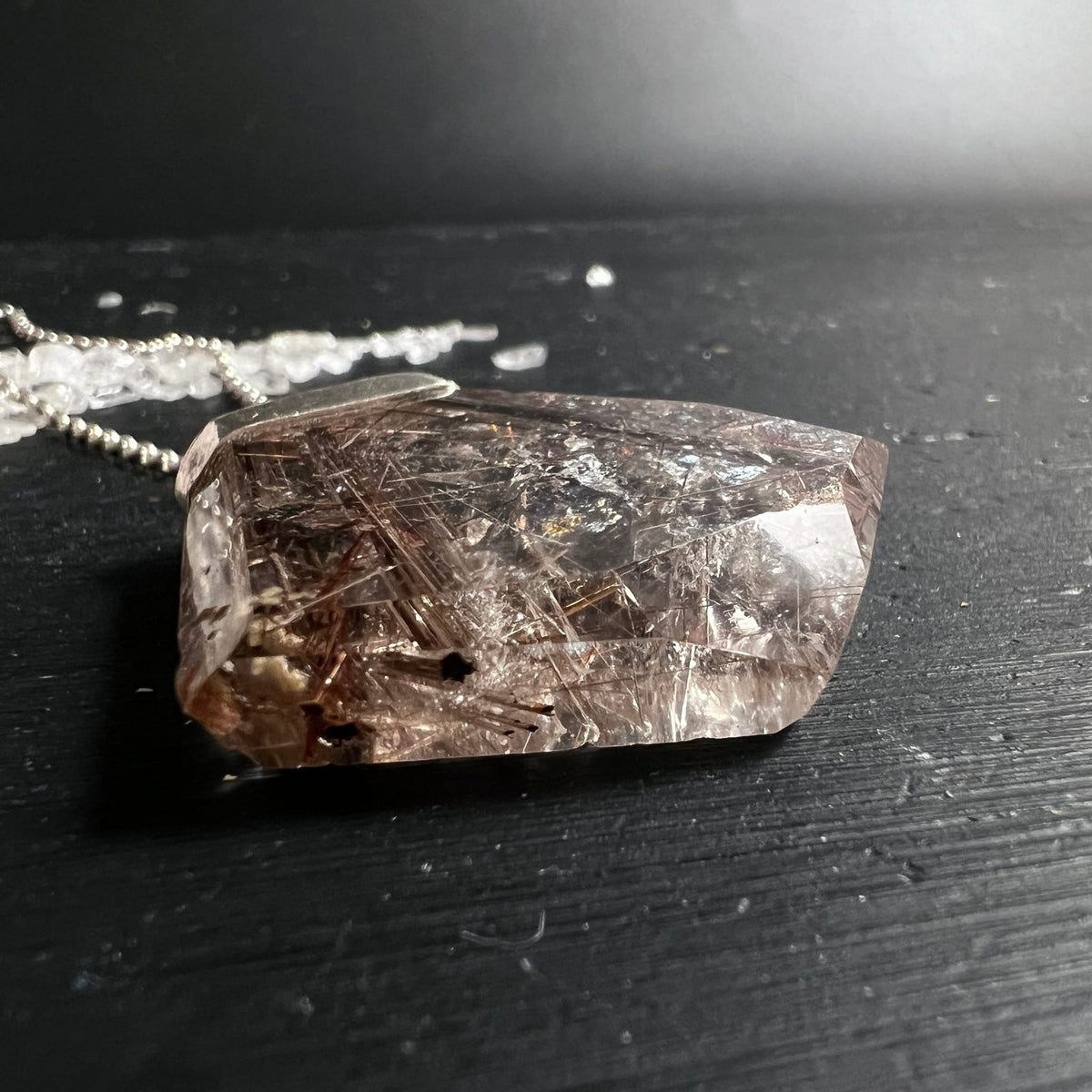 Rutilquarz Kristall mit Kugelkette | transparente Klarheit | rote Rutilfäden | Happy Minerals