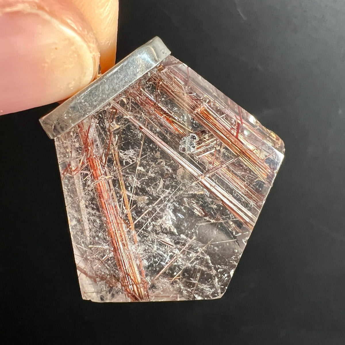 Nahaufnahme roter Rutilquarz | feine Kupfernadeln | Sterlingsilber Fassung | Happy Minerals