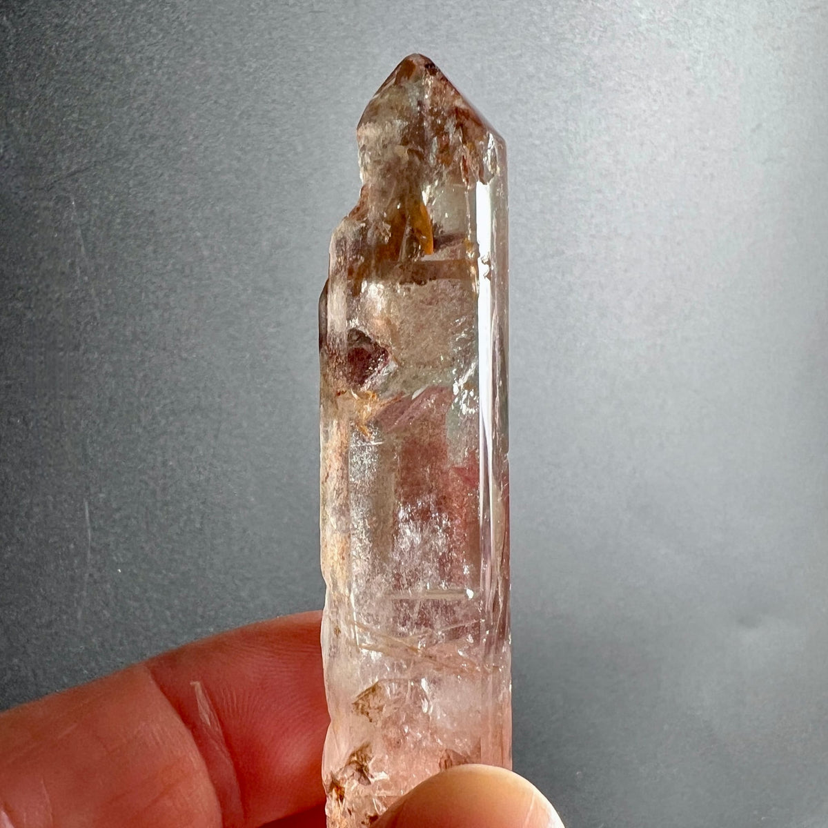 Rutilquarz vertikal in Hand | Spitzendetail | warme Rosétöne | Madagaskar | Happy Minerals