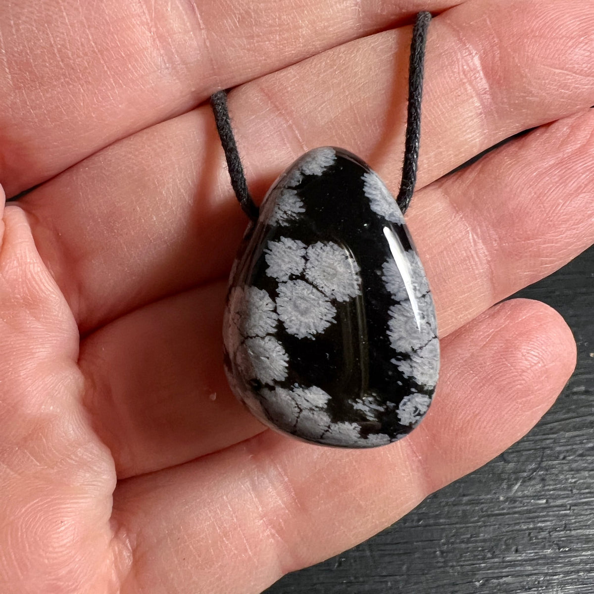Schneeflockenobsidian Anhaenger, tropfenfoermig, schwarz glaenzend mit grau-weissen Kristallblueten | Happy Minerals