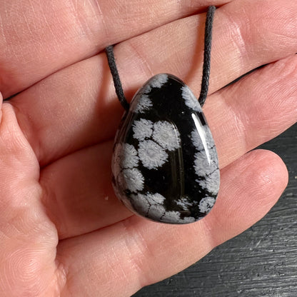 Schneeflockenobsidian Anhaenger, tropfenfoermig, schwarz glaenzend mit grau-weissen Kristallblueten | Happy Minerals