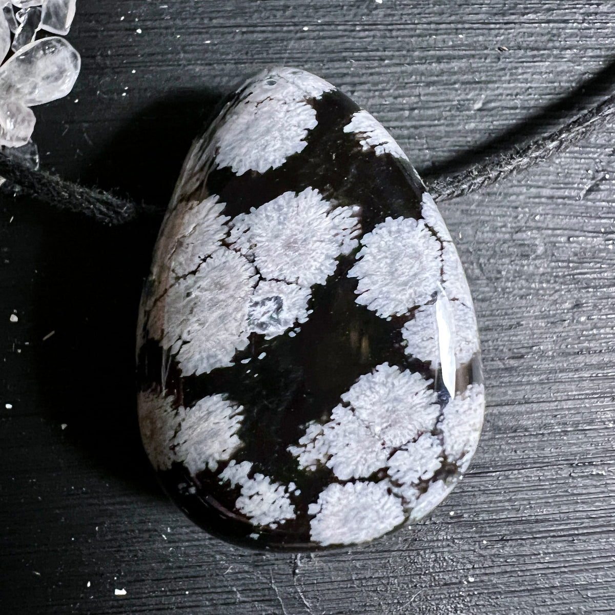Schneeflockenobsidian Anhaenger Tropfenform, tiefschwarz mit weissen sternfoermigen Kristallflecken, poliert glaenzend | Happy Minerals