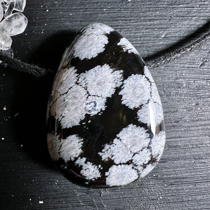 Schneeflockenobsidian Anhaenger Tropfenform, tiefschwarz mit weissen sternfoermigen Kristallflecken, poliert glaenzend | Happy Minerals