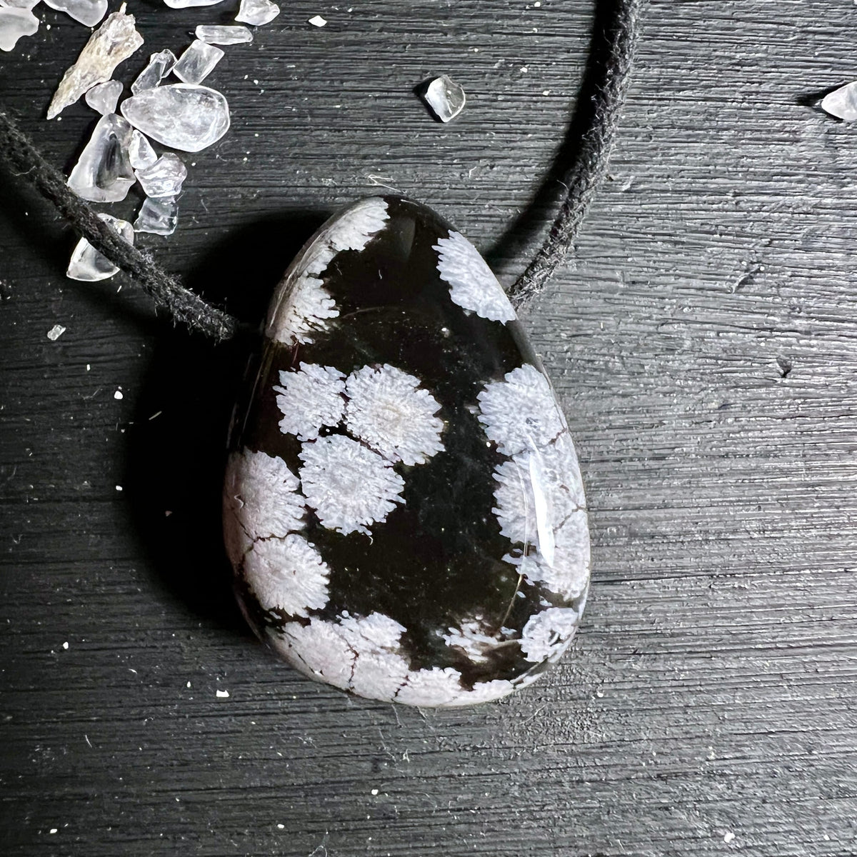 Schneeflockenobsidian Anhaenger Tropfenform, schwarz glaenzend mit weissen sternfoermigen Flecken | Happy Minerals