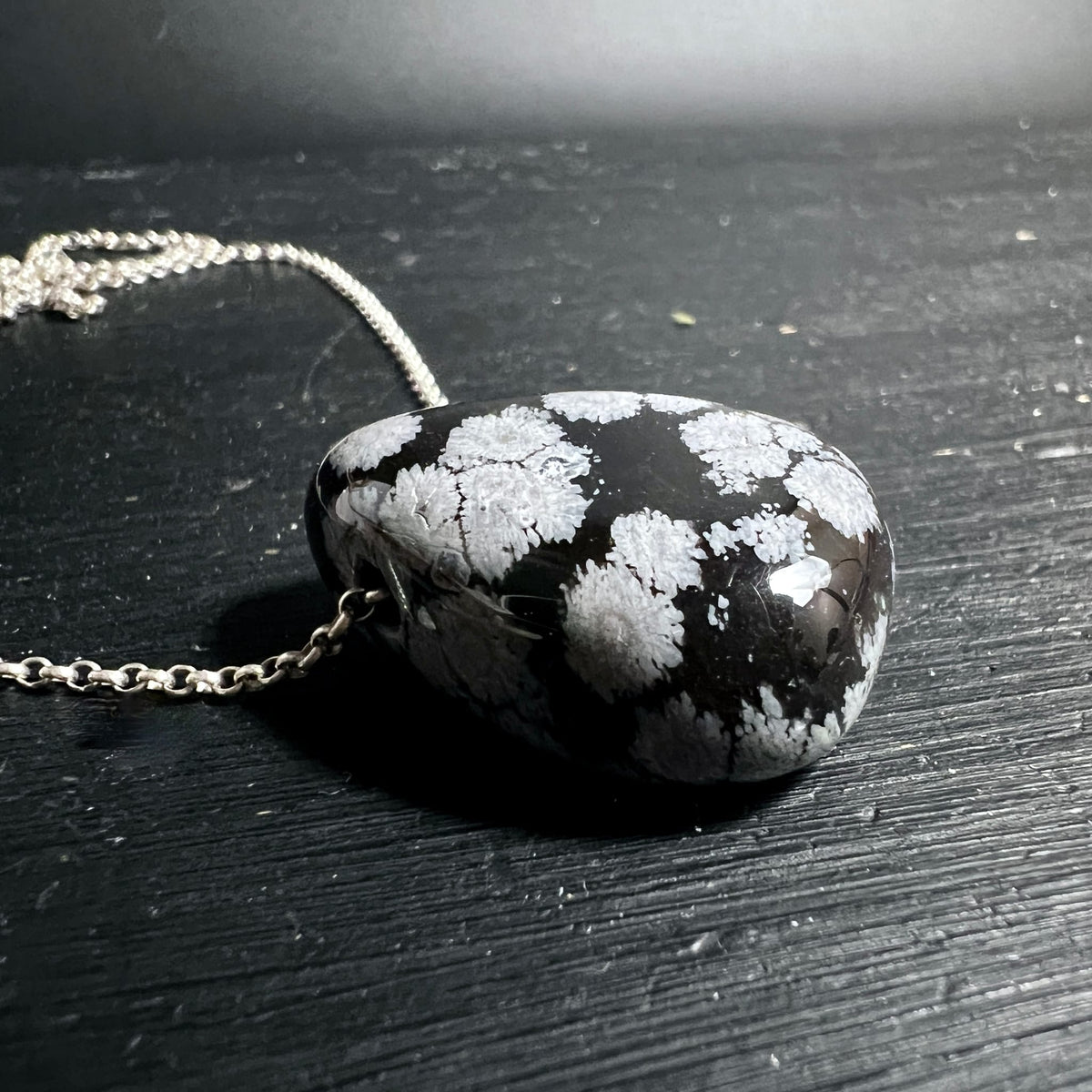 Schneeflockenobsidian Anhaenger, tiefschwarz mit weissen wolkigen Kristallflecken, glatt poliert, Tropfenform | Happy Minerals