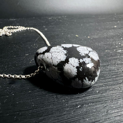 Schneeflockenobsidian Anhaenger, tiefschwarz mit weissen wolkigen Kristallflecken, glatt poliert, Tropfenform | Happy Minerals