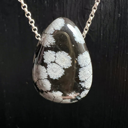 Schneeflockenobsidian Anhaenger, tropfenfoermig, schwarz mit weissen sternfoermigen Flecken, hochglaenzend poliert | Happy Minerals