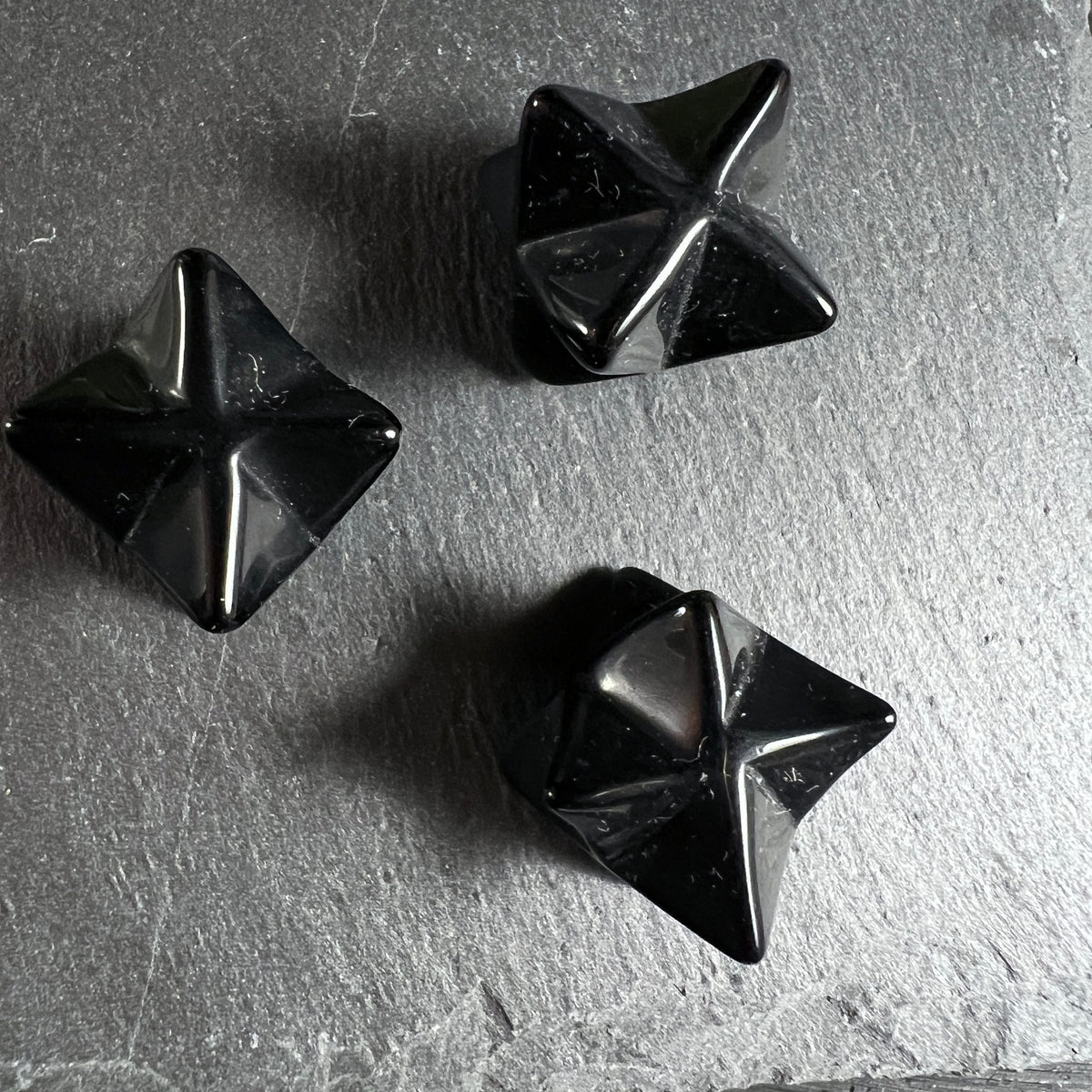 Schwarzer Obsidian Merkaba | Mexiko | Detailansicht | Perfekte Geometrie | Handschmeichler | Happy Minerals