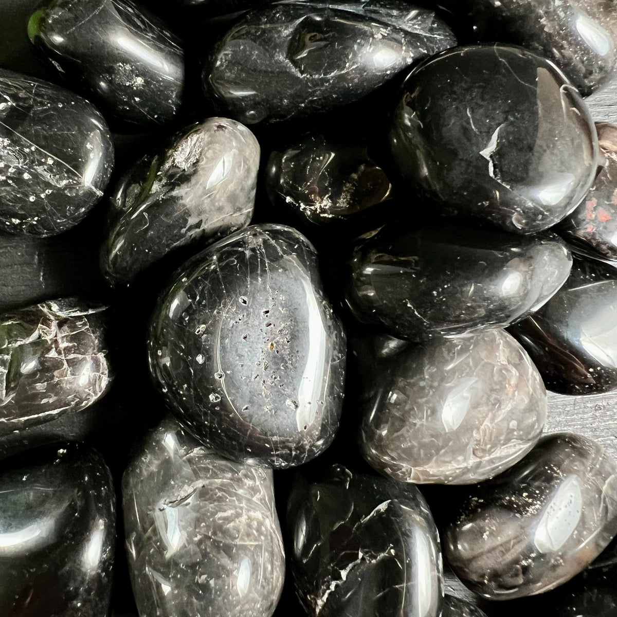 Schwarzer Onyx Trommelsteine | Brasilien | Detailansicht | Natürliche Maserung | Happy Minerals