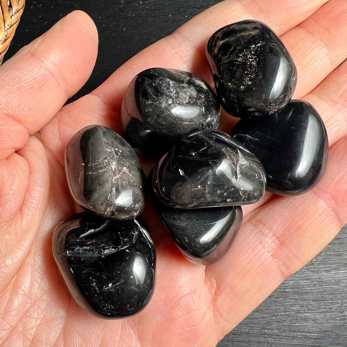 Schwarzer Onyx Trommelsteine | Brasilien | Handauswahl | Größenvergleich | Happy Minerals Qualität
